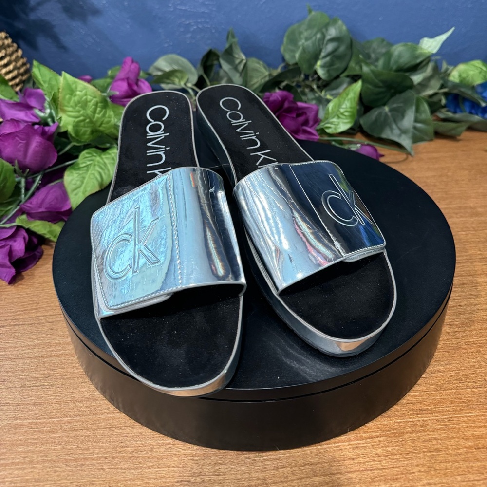 NWOT Calvin Klein Marlina Silver Slides Size 9